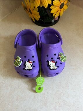 CROCS Kids Purple Clogs with Hello Kitty & Colorful Duck Charms Size C7